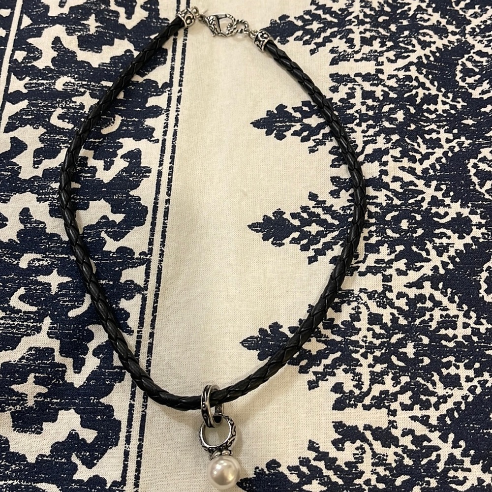 Leather necklace with pearl drop